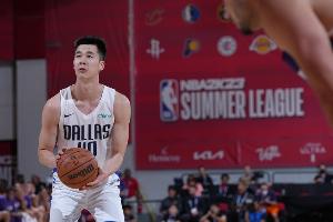 郭昊文2022年代表独行侠参加NBA夏季联赛，出战2场，贡献10分1篮板2助攻