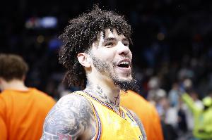 球爹称三球胜过东契奇 东契奇即便场均40分也难敌我儿