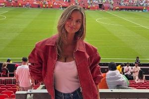 德国赛事最美风景：胡梅尔斯女友助阵，高颜值、傲人身姿引人瞩目
