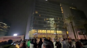 盘外手段有何效果？墨西哥球迷昨夜在酒店外围夜以继日吹响喇叭，为厄瓜多尔赛前抗议