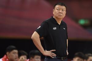 记者：面对加拿大对张宇辰的严密防守，我国教练组未及时调整策略，显得较为保守