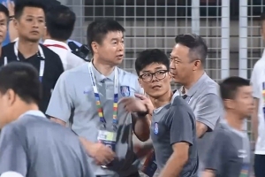 记者：于根伟因补时不足争议红牌，球员无奈且愤懑