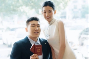 百年良缘！李炎哲公布与爱人领取结婚证瞬间：