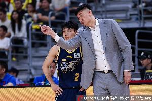 解说：杜锋适应了过往的严格交流模式，当前外援受限本土球员成焦点