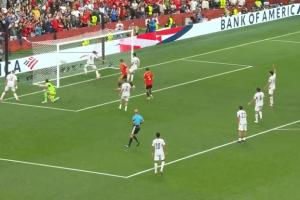 这球也没进？特罗萨德在禁区内射门，皮球击中立柱压线弹出