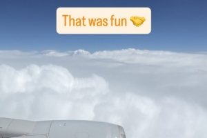 开心游玩!德拉维多瓦分享返程航班窗景照:真是一场有趣的旅行!
