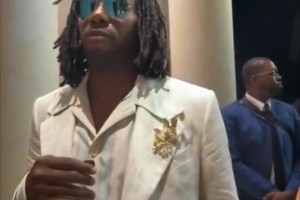 比手大小调侃没输过！小卡帅气亮相米兰活动：超酷发型抢镜！
